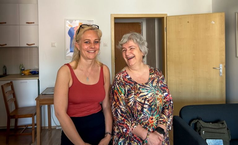 magány, Nyitvatartás podcast