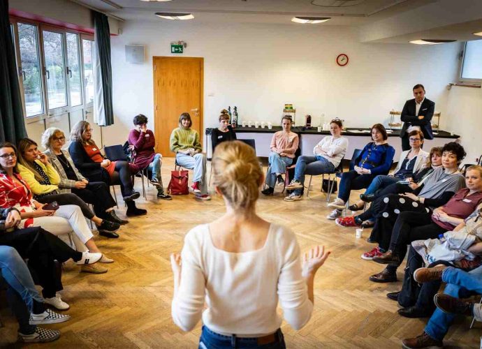 közösségi gyűlés Budán és Terézvárosban -Demnet, Nőiváltó