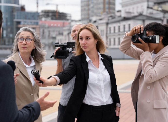 újságírók, ki fogja ezt megírni? helyi sajtó