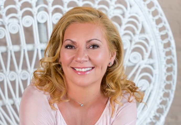 Kollár Anita jógaoktató és Hernyák Aurél testszobrász mesél többek között arról, milyen hatással van a mai életmód a testünkre, hogyan tárolódnak traumáink a kötőszöveteinkben, hogyan lehet valóban tartós változást elérni a hétköznapokban, vagy épp arról, a hosszabb életkor hogyan alakítható minőségi idővé.