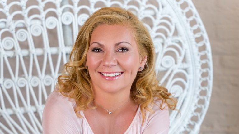 Kollár Anita jógaoktató és Hernyák Aurél testszobrász mesél többek között arról, milyen hatással van a mai életmód a testünkre, hogyan tárolódnak traumáink a kötőszöveteinkben, hogyan lehet valóban tartós változást elérni a hétköznapokban, vagy épp arról, a hosszabb életkor hogyan alakítható minőségi idővé.