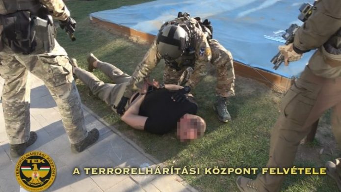 kést és szamurájkardot találtak az óvodába bejutó férfinél