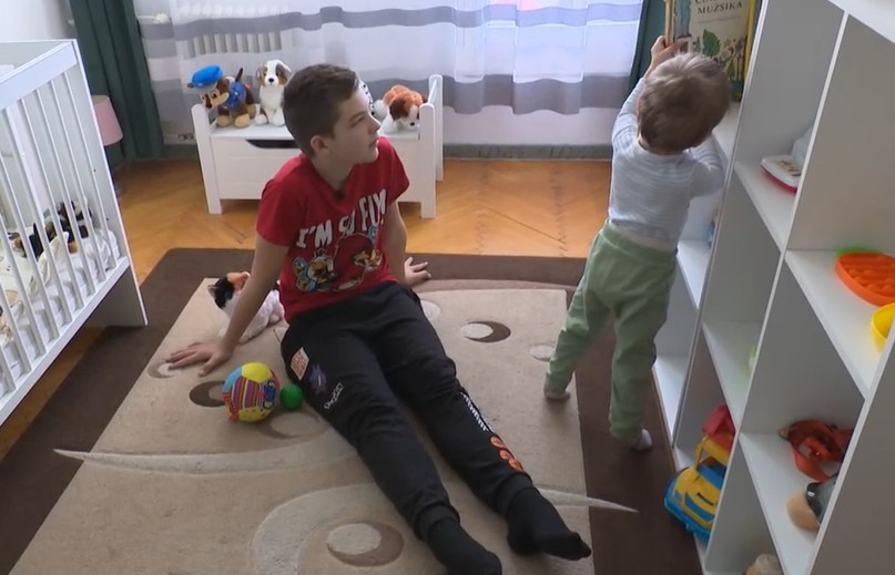 örökbefogadott kisfiú