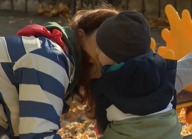 örökbefogadott kisfiú