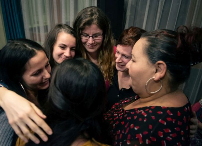 Élő Adás, Gyökerek és Szárnyak Alapítvány