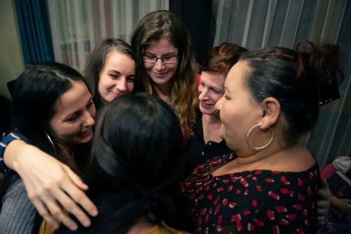 Élő Adás, Gyökerek és Szárnyak Alapítvány