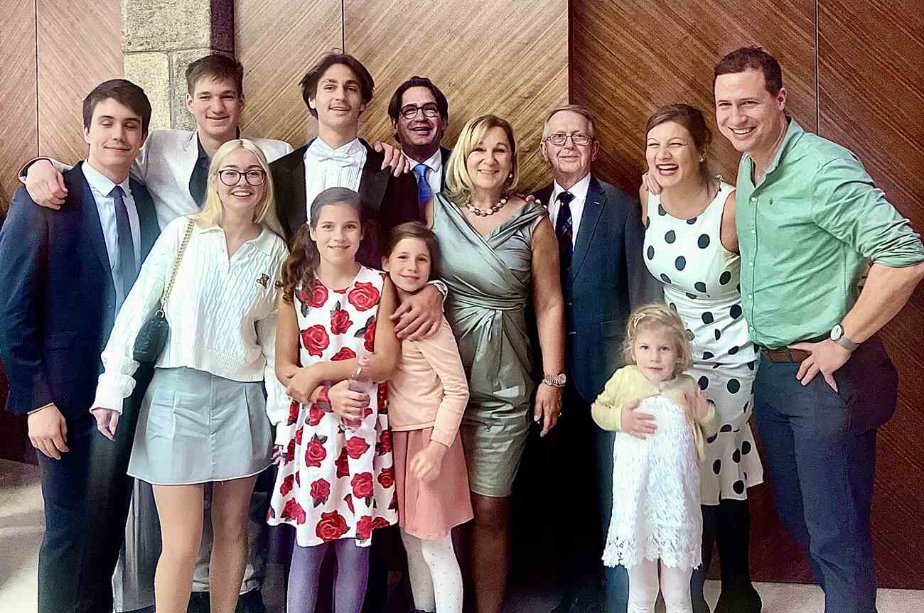 Mihalik Zsuzsa családjával. Lányának, Fanninak már saját családja van.