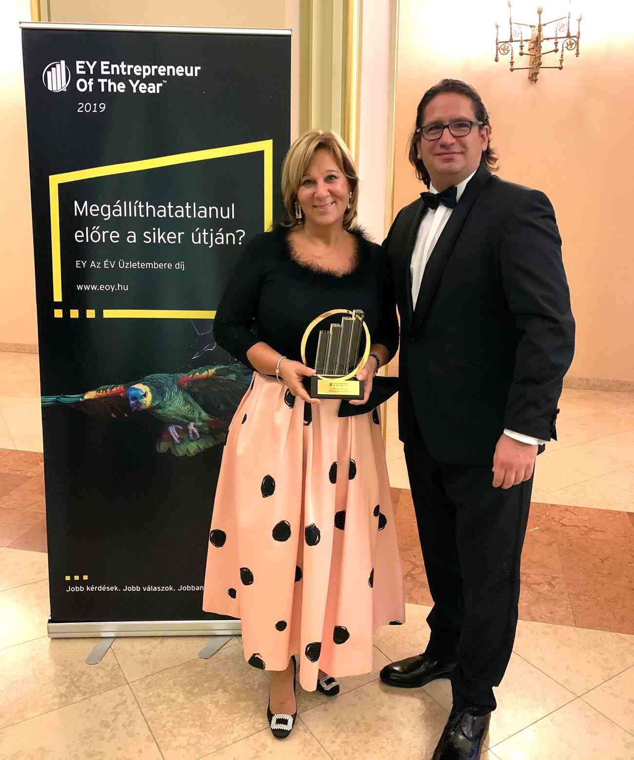 Zsuzsa és férje, Balázs az Év üzletembere díjjal 
