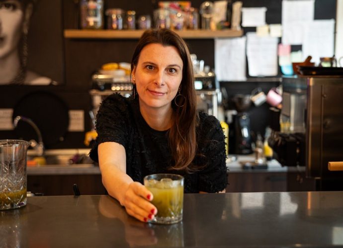 Gyuali Évi, GinGin bár az erdő a poharadban