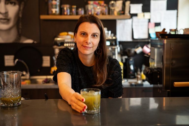 Gyuali Évi, GinGin bár az erdő a poharadban