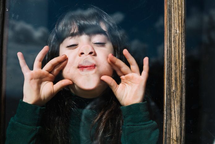 MOM Szövi, munka sérült gyerek mellett