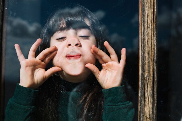 MOM Szövi, munka sérült gyerek mellett