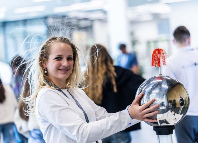 technologia-innovacio-kreativitasrol-szol-nok, Bosch Lányok napja