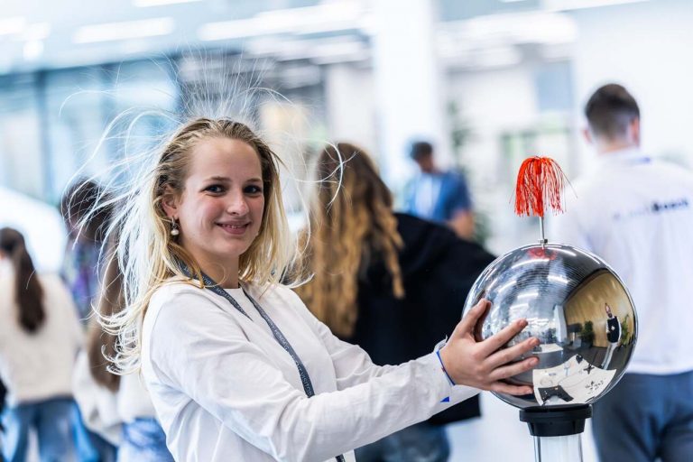 technologia-innovacio-kreativitasrol-szol-nok, Bosch Lányok napja