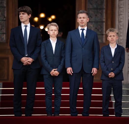 Magyar Péter, Magyarország miniszterelnöke gyermekeivel